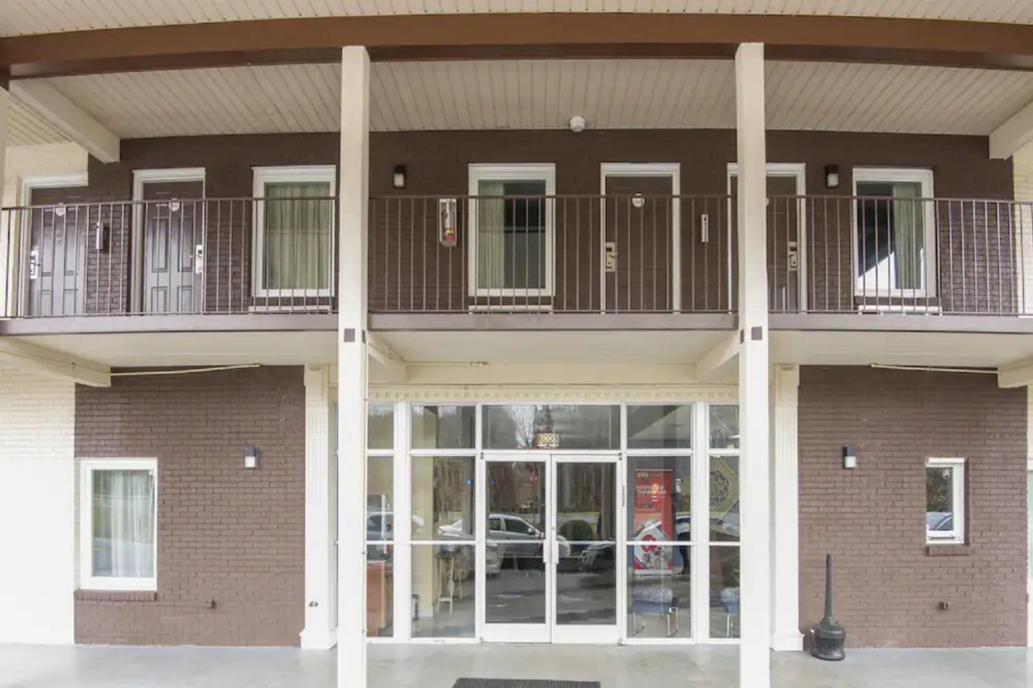Econo Lodge Forest City Bagian luar foto