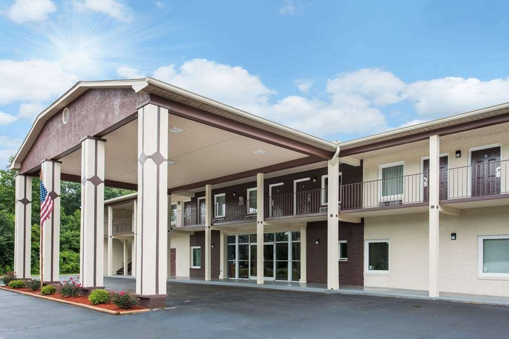 Econo Lodge Forest City Bagian luar foto