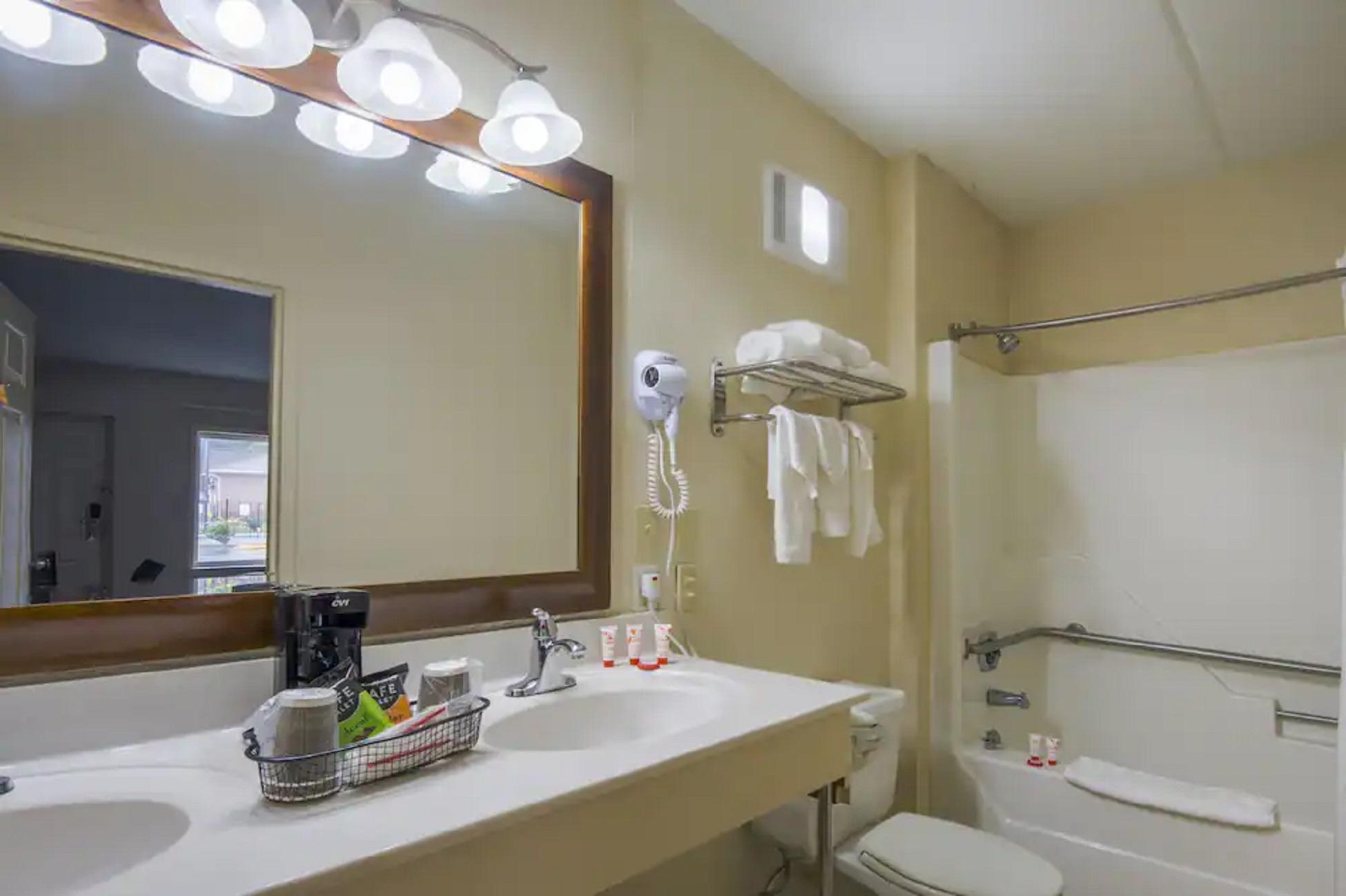 Econo Lodge Forest City Bagian luar foto