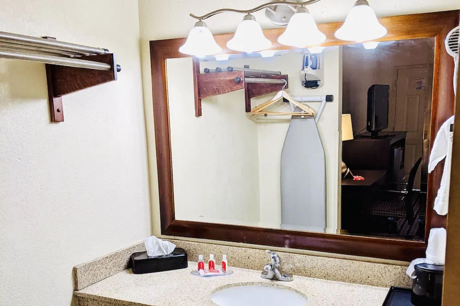 Econo Lodge Forest City Bagian luar foto