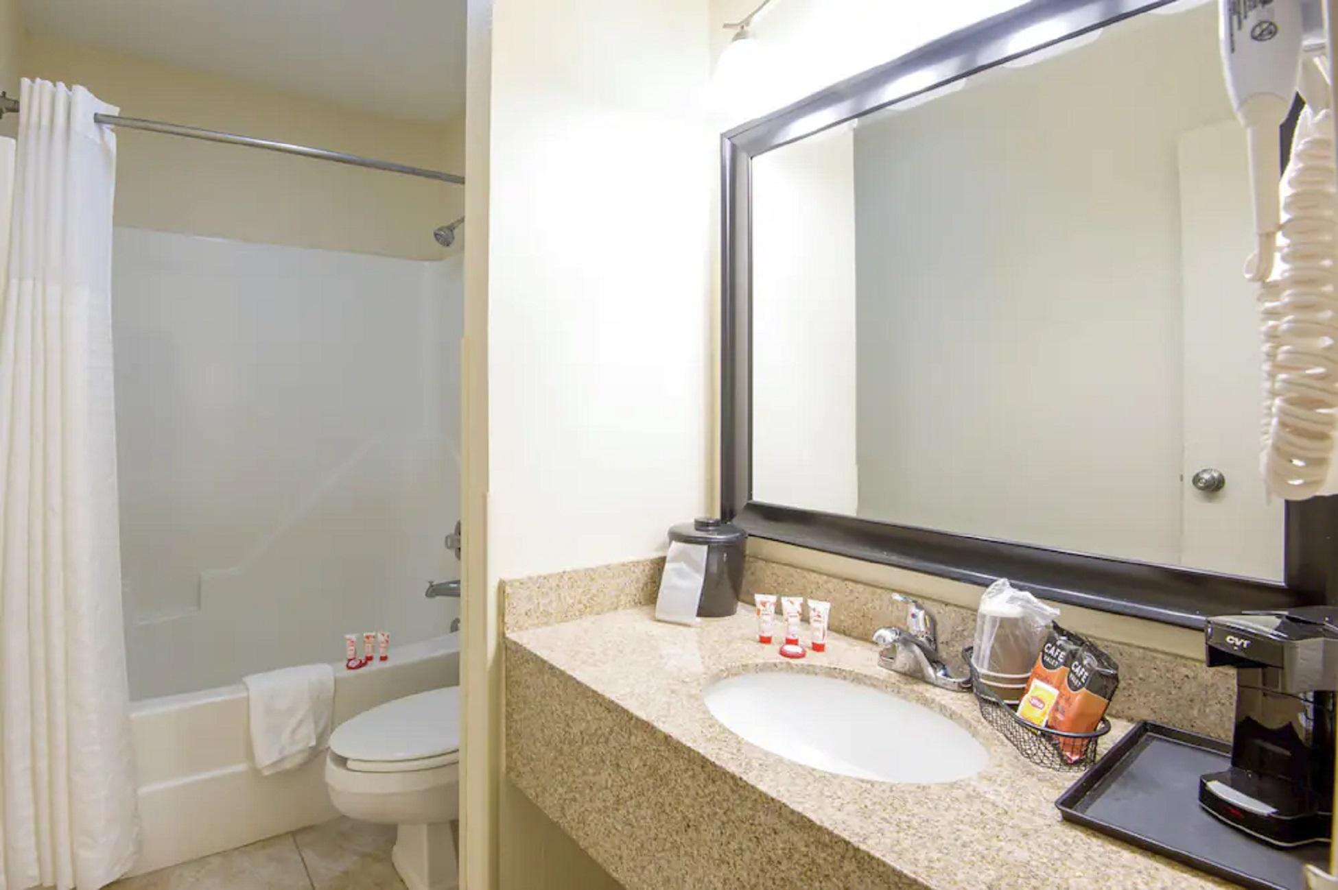 Econo Lodge Forest City Bagian luar foto