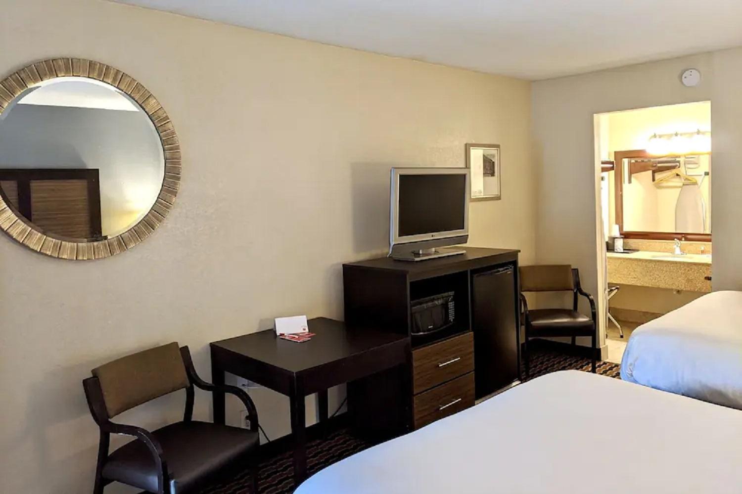 Econo Lodge Forest City Bagian luar foto