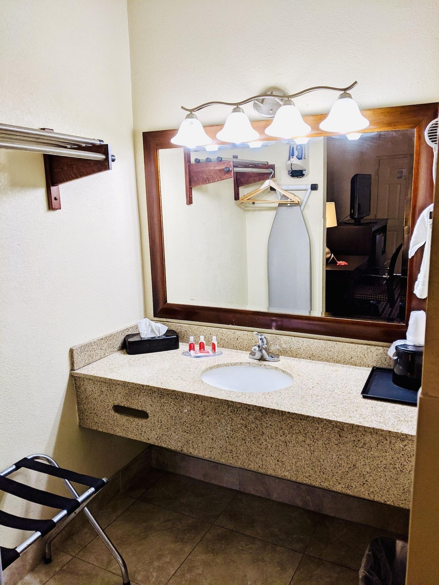Econo Lodge Forest City Bagian luar foto