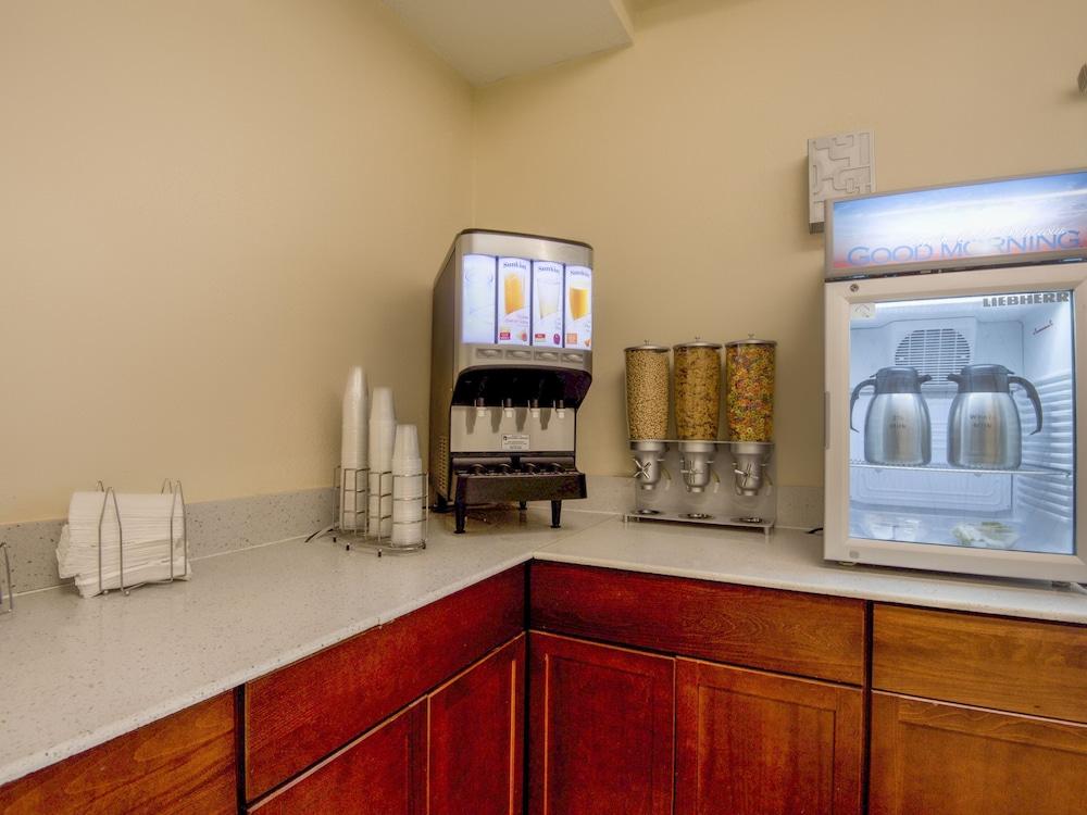 Econo Lodge Forest City Bagian luar foto