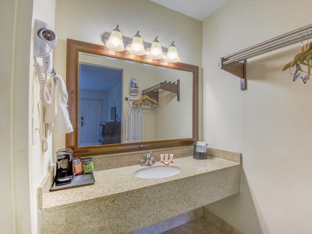 Econo Lodge Forest City Bagian luar foto